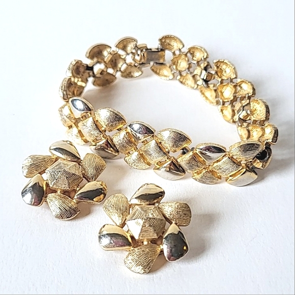 Emmons Jewelry - EMMONS VINTAGE BRACELET & CLIP EARRINGS SET DEMI-PARURE GOLDTONE